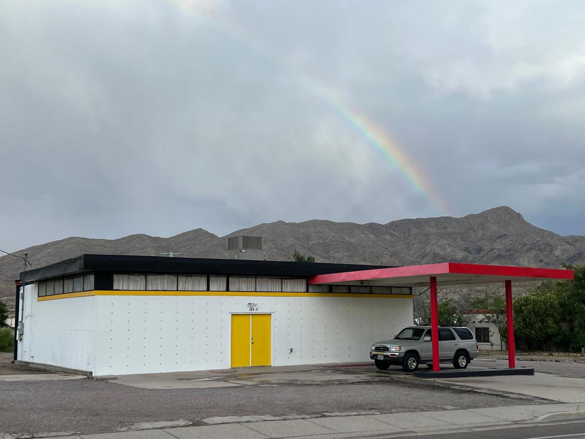 Space Castle: A 1950S Gas Station Transformed Into An Art Themed Wonderland Truth or Consequences Esterno foto